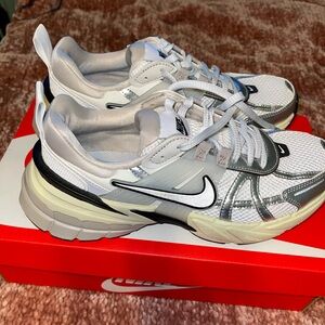 Women’s Nike tennis shoes